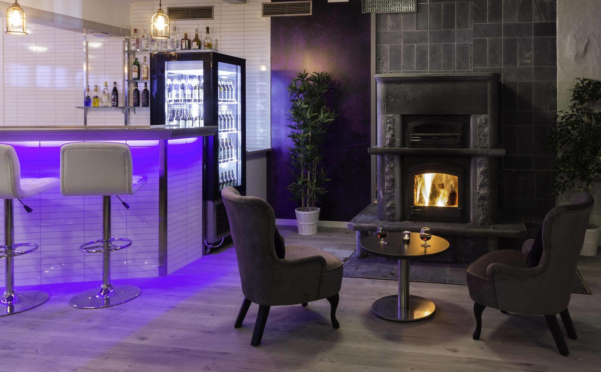 Hotell Restaurang Naemforsen Näsåker Екстериор снимка
